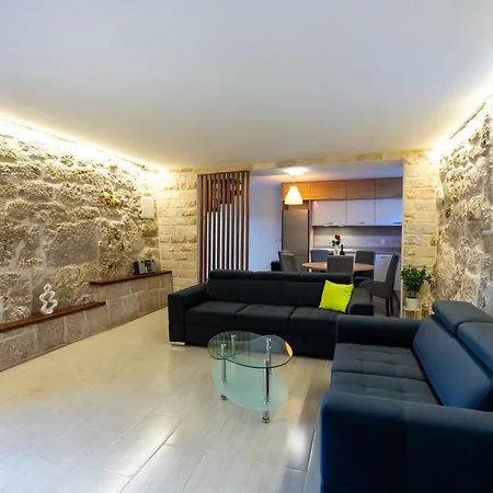 Romantic Stone House With A Pool Zmijavci