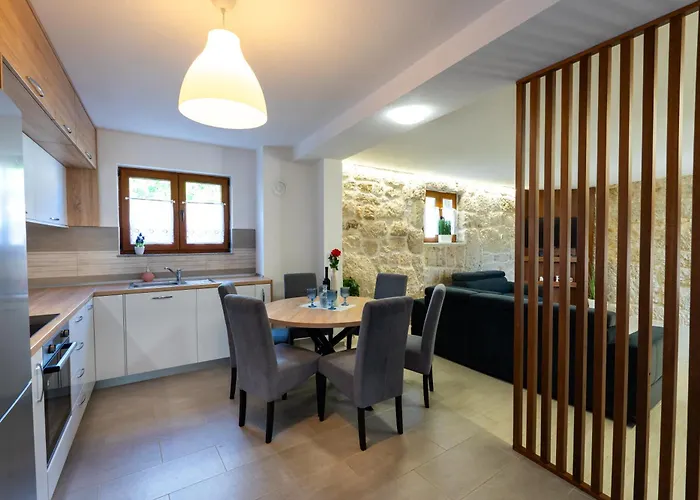 Romantic Stone House With A Pool Дом отдыха Zmijavci