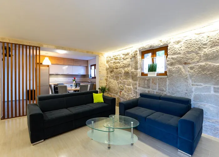 Дом отдыха Romantic Stone House With A Pool Zmijavci