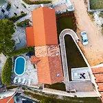 Romantic Stone House With A Pool Zmijavci