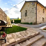 Ferienhaus Romantic Stone House With A Pool Zmijavci