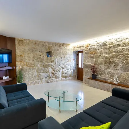 בית נופש Romantic Stone House With A Pool
