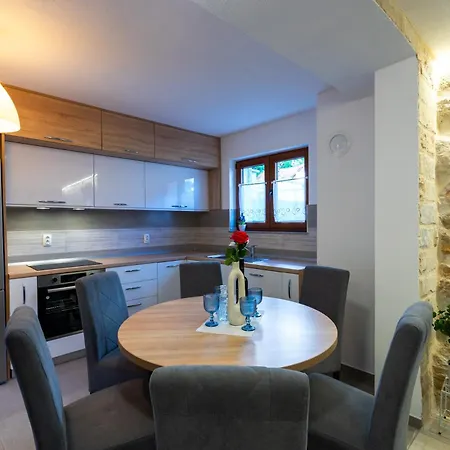 Romantic Stone House With A Pool בית נופש *