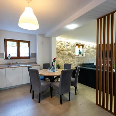 Romantic Stone House With A Pool בית נופש Zmijavci