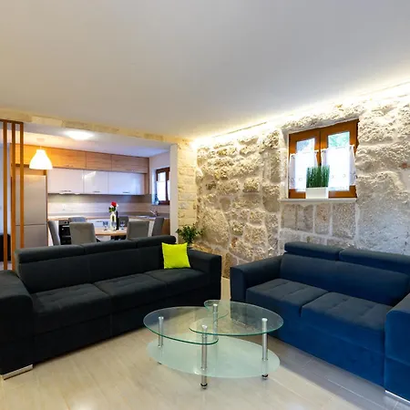 בית נופש Romantic Stone House With A Pool Zmijavci