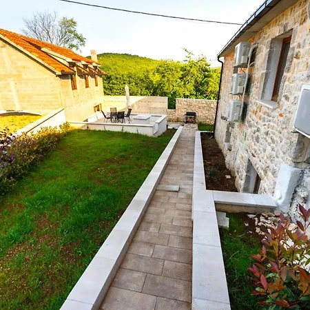 Сasa de vacaciones Romantic Stone House With A Pool Zmijavci