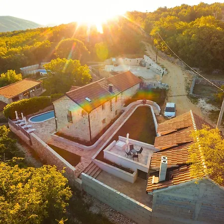 בית נופש Romantic Stone House With A Pool *