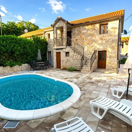 בית נופש Romantic Stone House With A Pool Zmijavci