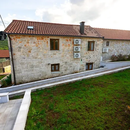 Сasa de vacaciones Romantic Stone House With A Pool