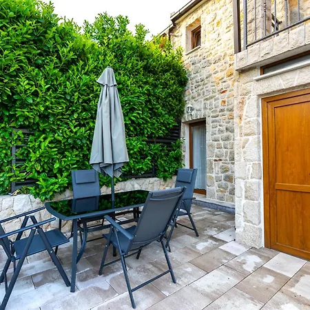 Romantic Stone House With A Pool Сasa de vacaciones *