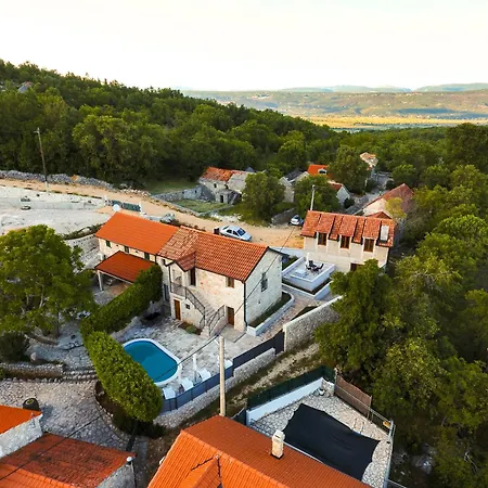 Сasa de vacaciones Romantic Stone House With A Pool Zmijavci
