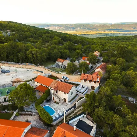 Romantic Stone House With A Pool בית נופש