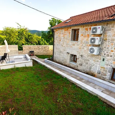 Romantic Stone House With A Pool בית נופש *