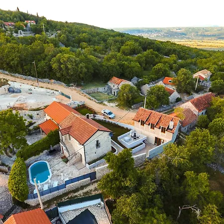 Romantic Stone House With A Pool Сasa de vacaciones *