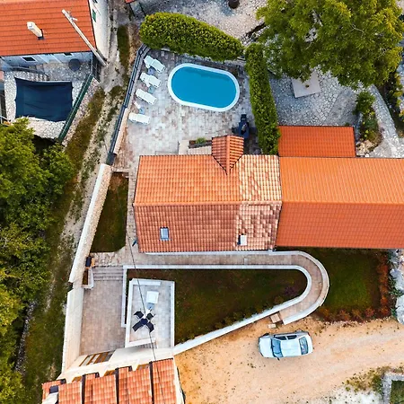 Сasa de vacaciones Romantic Stone House With A Pool Zmijavci