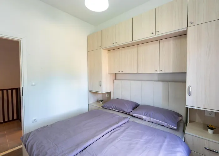 Romantic Stone House With A Pool Zmijavci