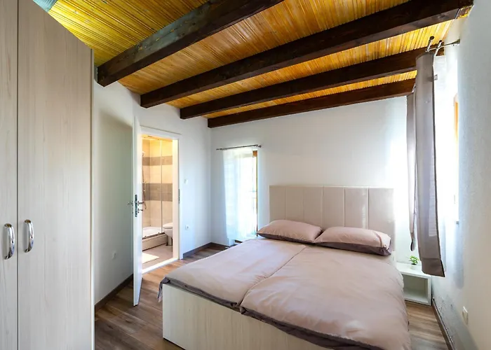 Romantic Stone House With A Pool * Zmijavci