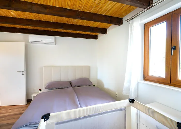 Romantic Stone House With A Pool Сasa de vacaciones