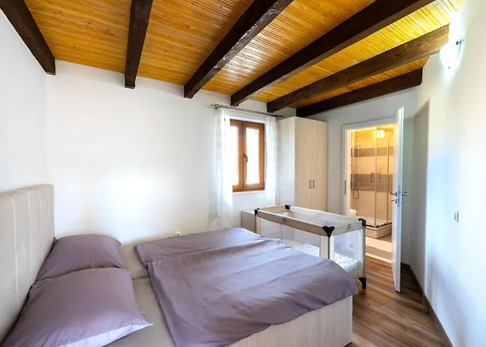 Romantic Stone House With A Pool Сasa de vacaciones