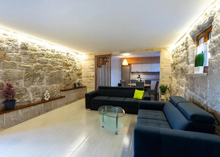 Romantic Stone House With A Pool Zmijavci