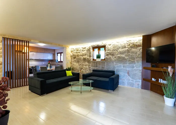 Romantic Stone House With A Pool * Zmijavci