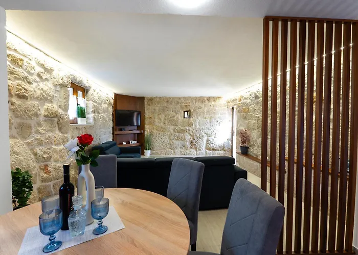 Romantic Stone House With A Pool Сasa de vacaciones *