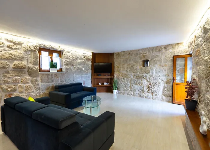 Romantic Stone House With A Pool Сasa de vacaciones