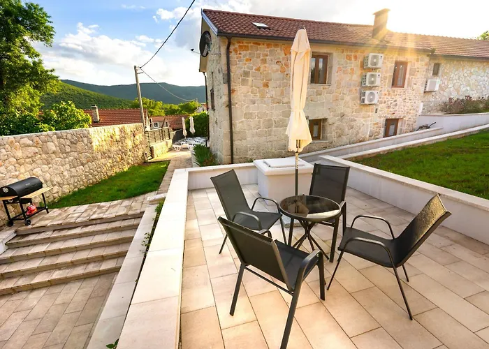 Romantic Stone House With A Pool Сasa de vacaciones *