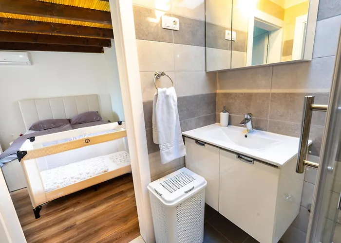 Romantic Stone House With A Pool Сasa de vacaciones Zmijavci