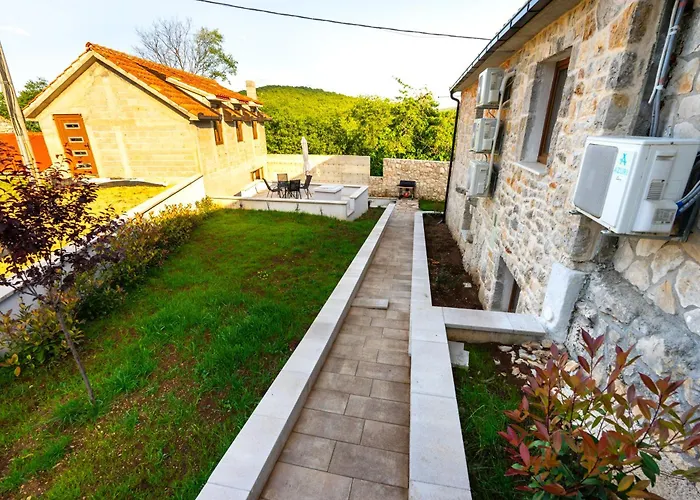 Сasa de vacaciones Romantic Stone House With A Pool Zmijavci