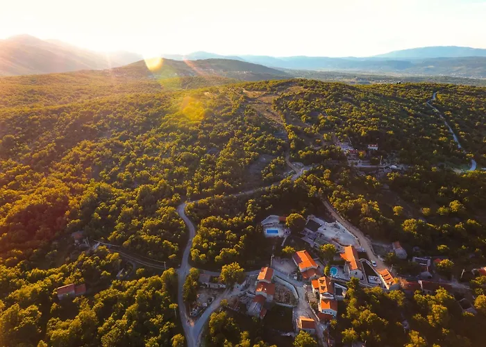 Romantic Stone House With A Pool Сasa de vacaciones Zmijavci