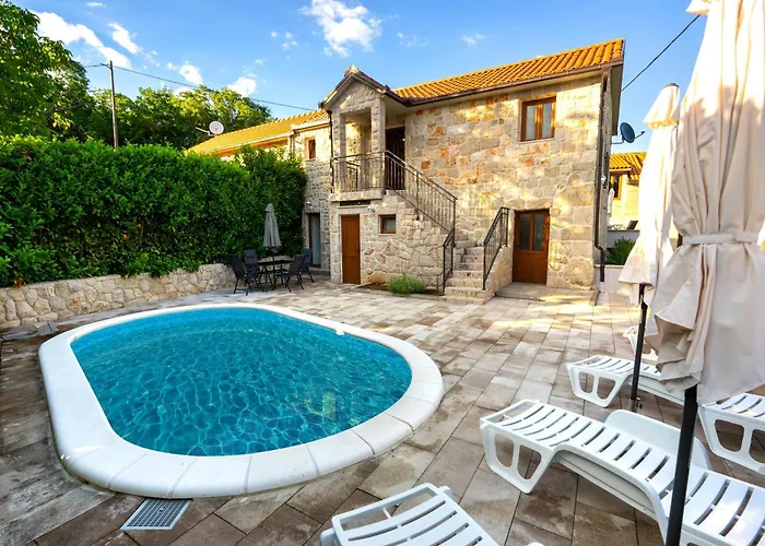 Сasa de vacaciones Romantic Stone House With A Pool Zmijavci
