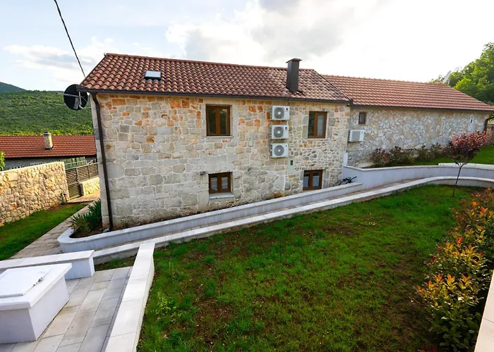 Сasa de vacaciones Romantic Stone House With A Pool