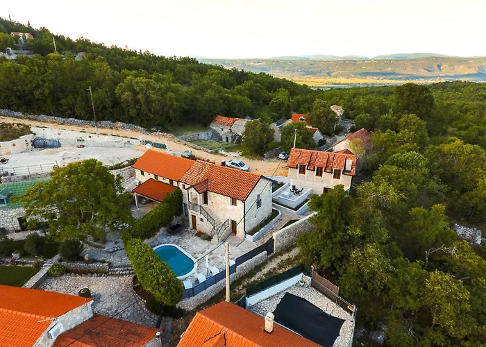 Сasa de vacaciones Romantic Stone House With A Pool Zmijavci