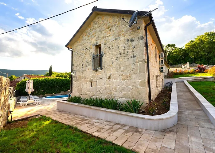 Romantic Stone House With A Pool Zmijavci