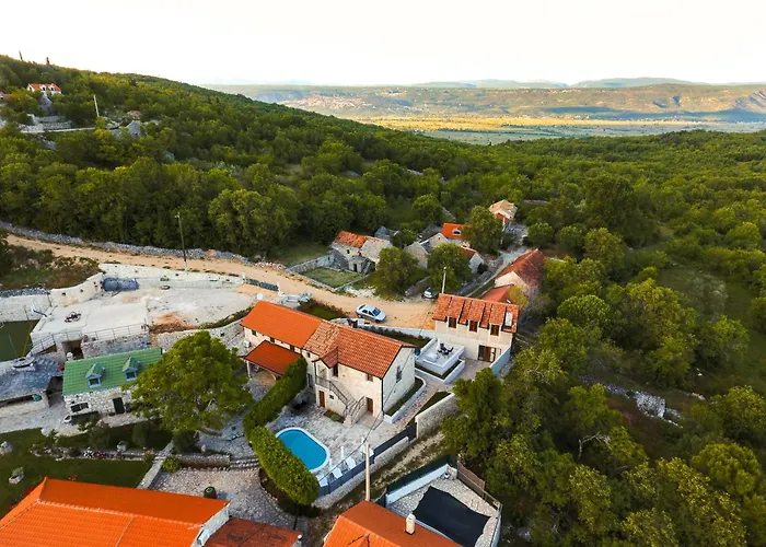 Romantic Stone House With A Pool Сasa de vacaciones
