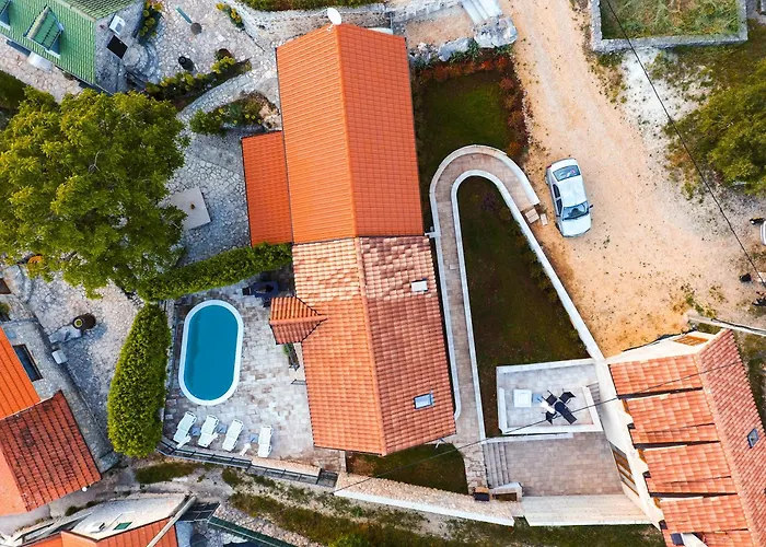 Romantic Stone House With A Pool Zmijavci