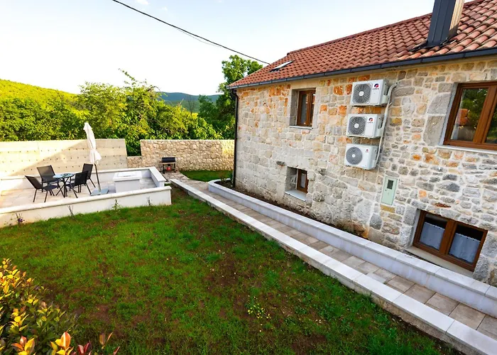 Romantic Stone House With A Pool Сasa de vacaciones *