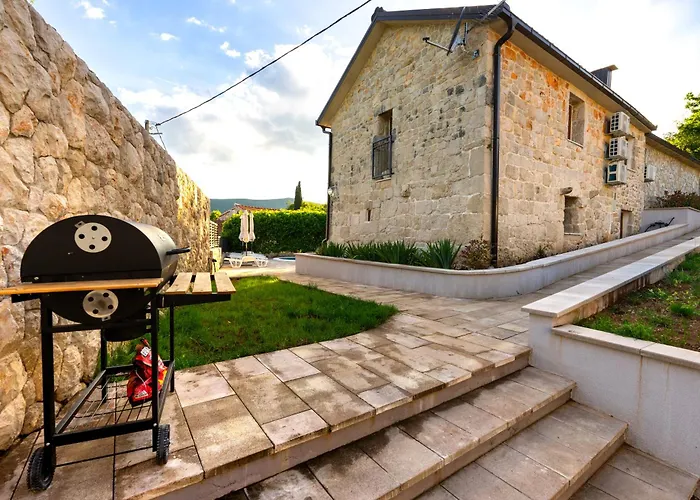 Сasa de vacaciones Romantic Stone House With A Pool Zmijavci