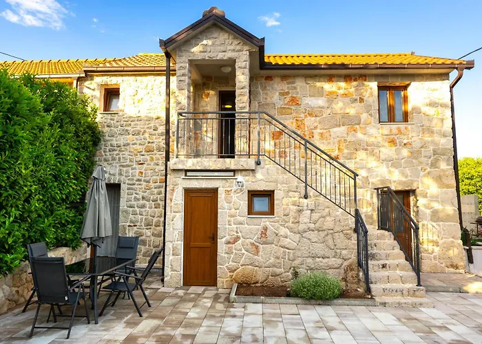 Сasa de vacaciones Romantic Stone House With A Pool