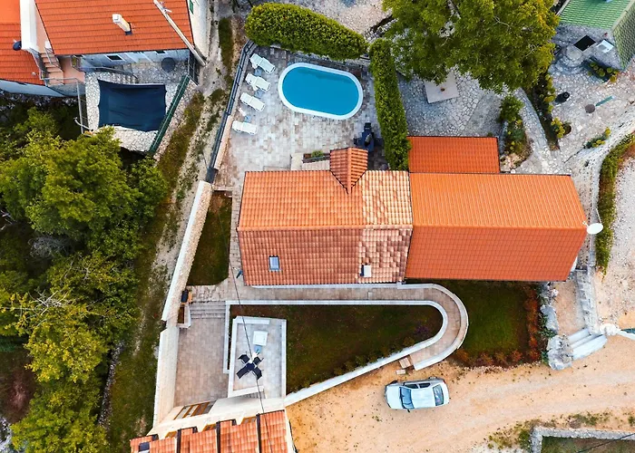 Сasa de vacaciones Romantic Stone House With A Pool Zmijavci